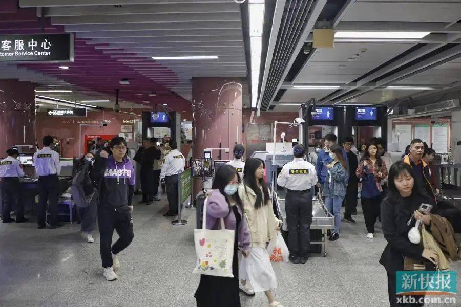 广东媒体：记者体验广州地铁早高峰，多个站点恢复往常安检流程