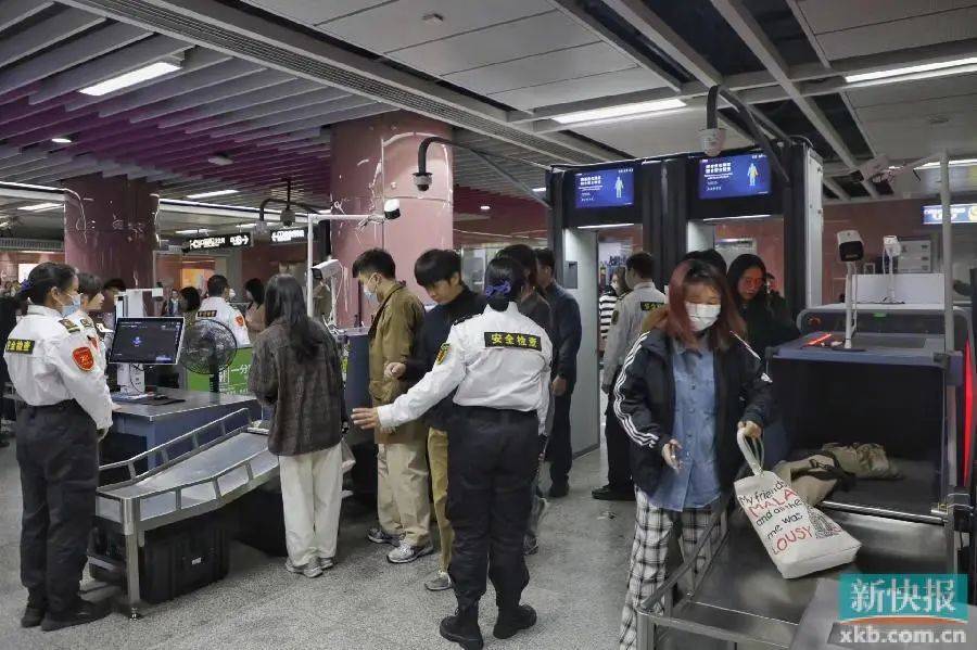 广东媒体：记者体验广州地铁早高峰，多个站点恢复往常安检流程