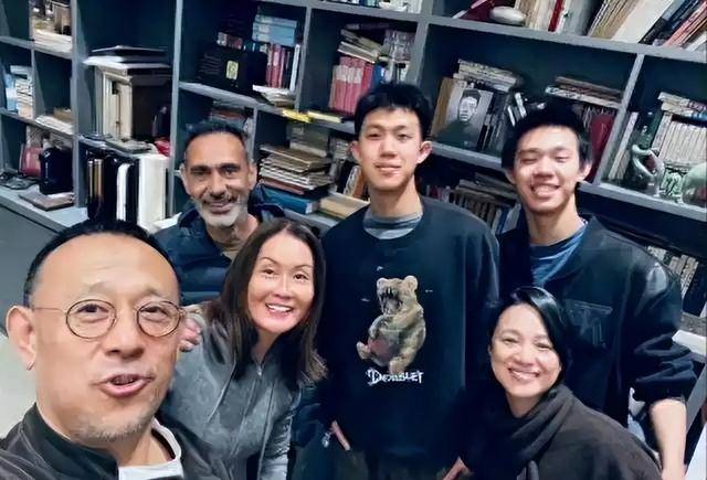 姜文一家四口罕同框！46岁周韵断崖衰老认不出，俩儿子颜值好普通