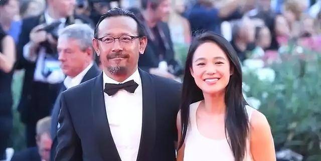 姜文一家四口罕同框！46岁周韵断崖衰老认不出，俩儿子颜值好普通