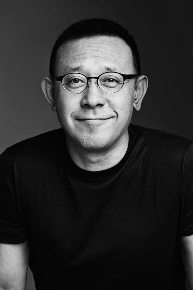 姜文一家四口罕同框！46岁周韵断崖衰老认不出，俩儿子颜值好普通