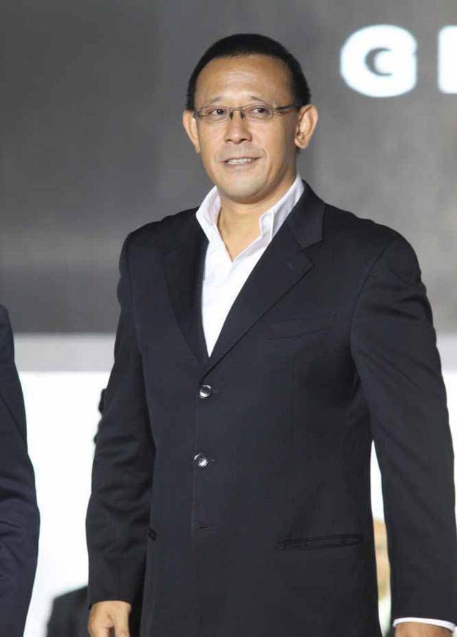 姜文一家四口罕同框！46岁周韵断崖衰老认不出，俩儿子颜值好普通