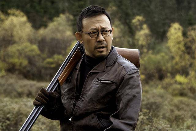 姜文一家四口罕同框！46岁周韵断崖衰老认不出，俩儿子颜值好普通