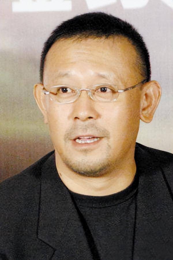姜文一家四口罕同框！46岁周韵断崖衰老认不出，俩儿子颜值好普通