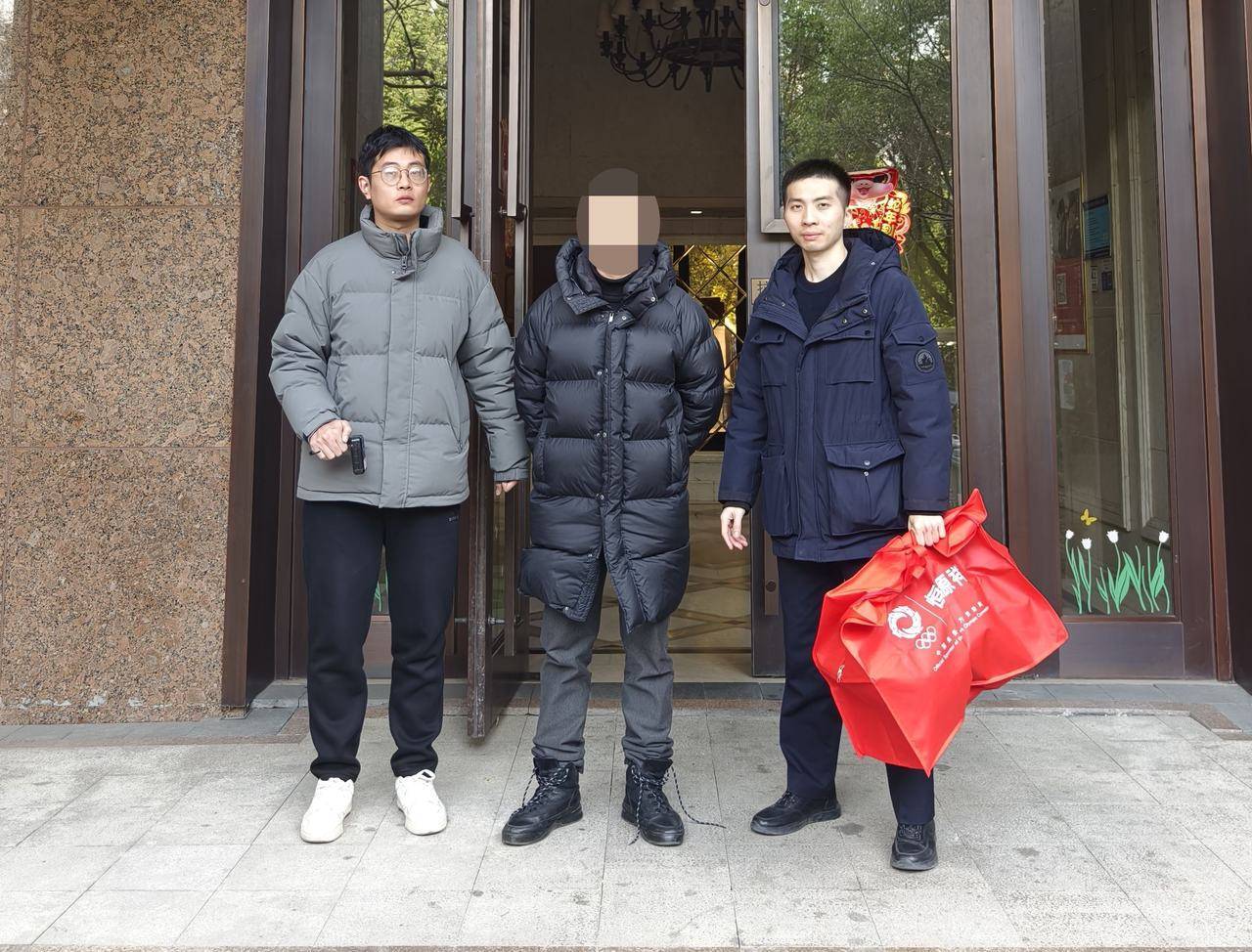 杭州一女子出租屋里惊现神秘男子，人在老家的她急了：这谁啊？
