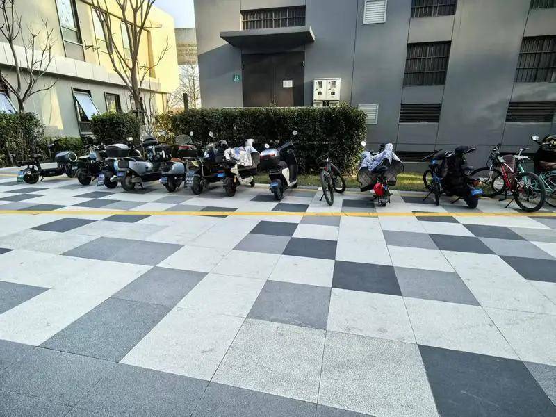 触目惊心！沪上小区9幢住宅大楼前，遭遇“密集恐惧”！居民：想想都怕→