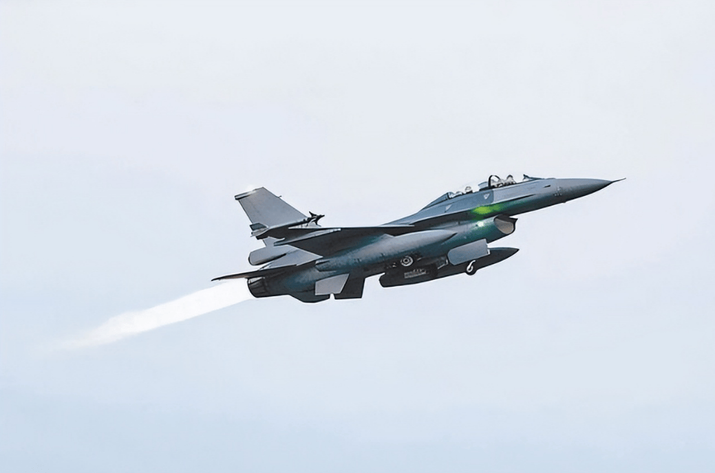 解放军大规模环台演习，台当局难觅援手，台军“最强武器”F16V尴尬表现引发热议！