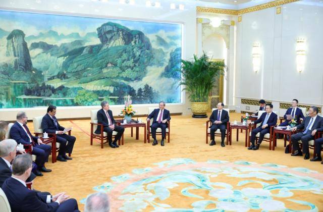 没有哪个国家的发展繁荣是靠加征关税实现的！国务院总理会见美国客人