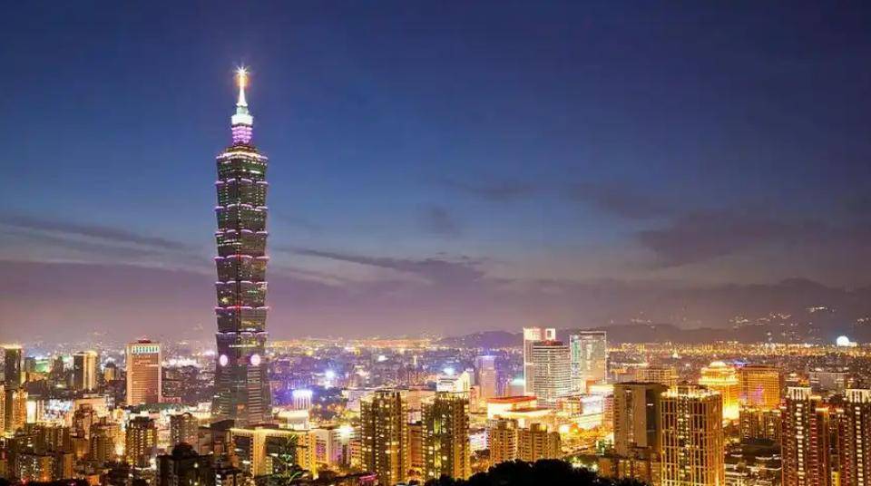 嚣张至极！我军全向围岛，台当局拿陆配撒气，美察觉不对紧急撤离！