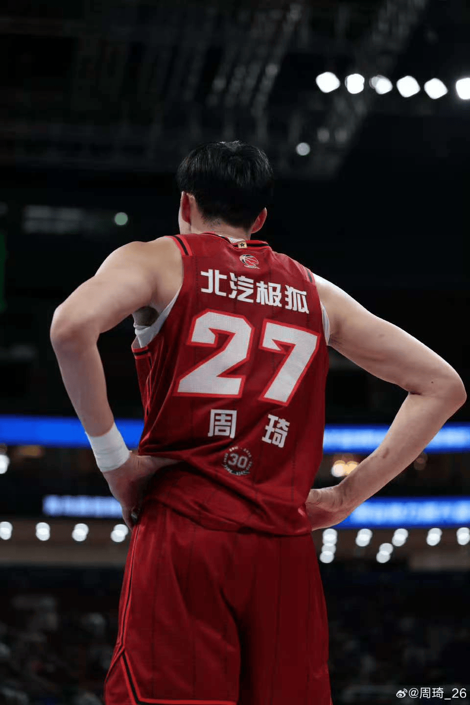知名球员周琦被曝受伤，本人发文道歉：训练中眼部伤势反复，已影响到正常视觉