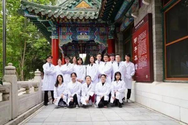 金融学生成了医学博士，协和“4+4规培”究竟是怎么回事？
