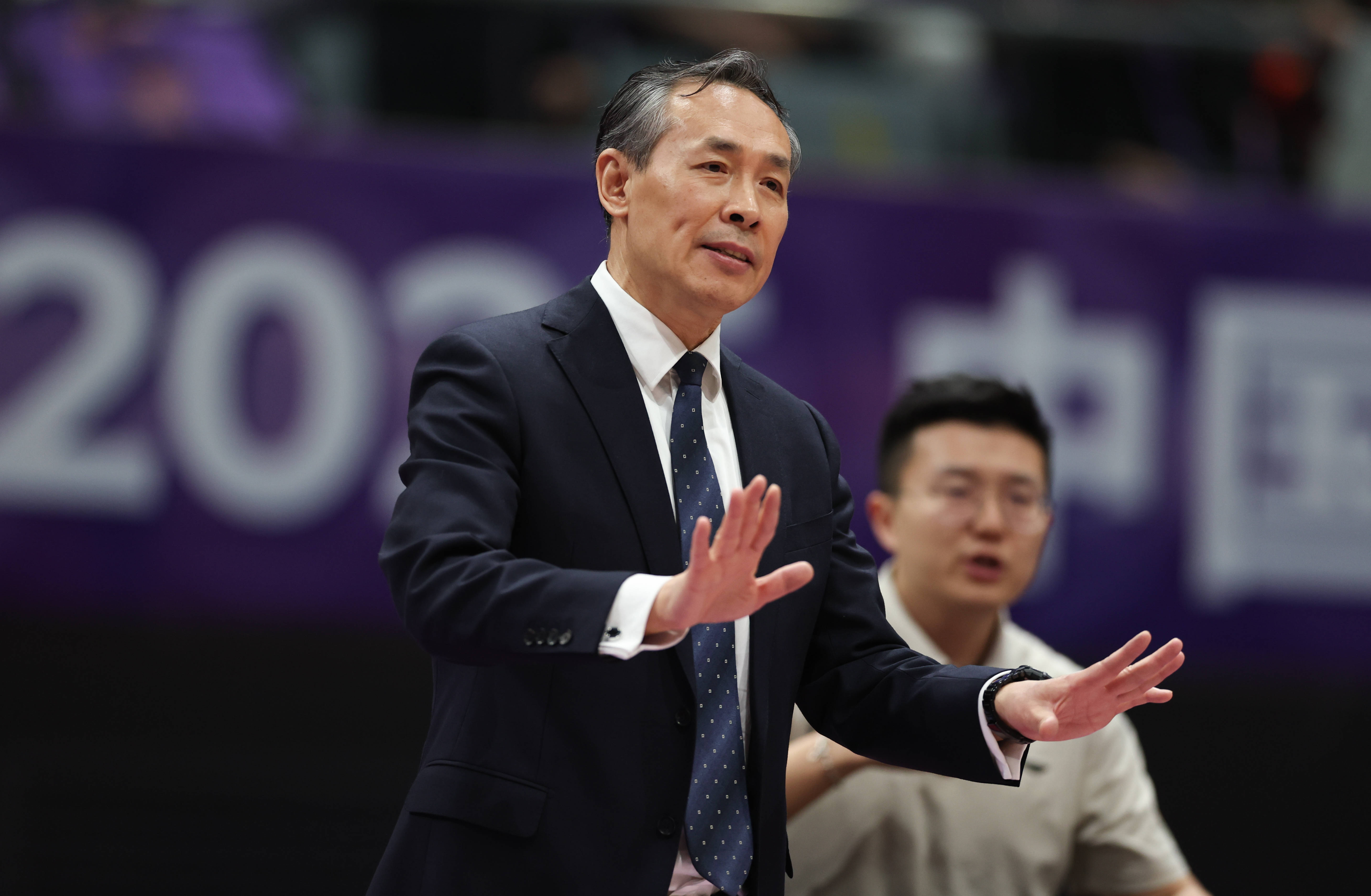 许利民：曾凡博想要来球场 但实在疼的起不来