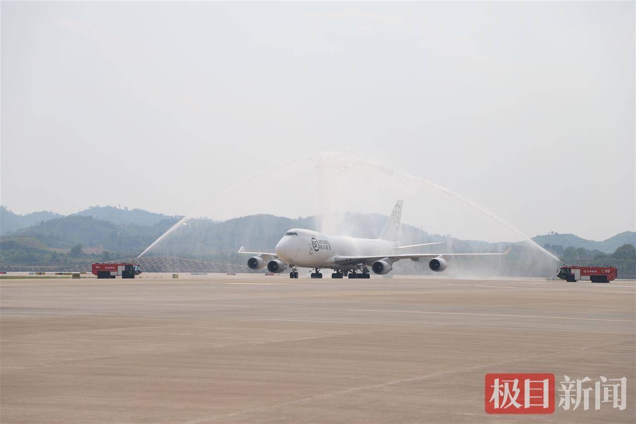 一只虾重堪比一个西瓜！90吨活波龙运抵鄂州，花湖机场货运航线突破100条