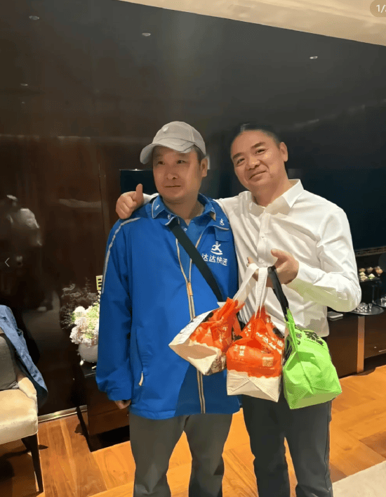 网传京东创始人刘强东视察工作时入住四季酒店,点外卖后豪气给了骑手1000元小费!还亲切地搂着骑手合影