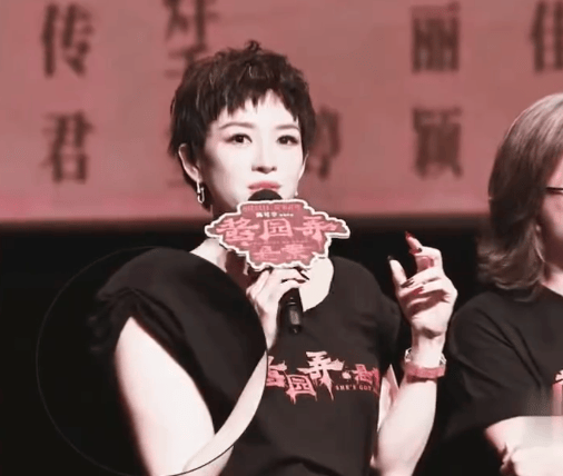 章子怡剪开领口杨幂穿蓝裙抢风头？女明星为博出位真的很拼！