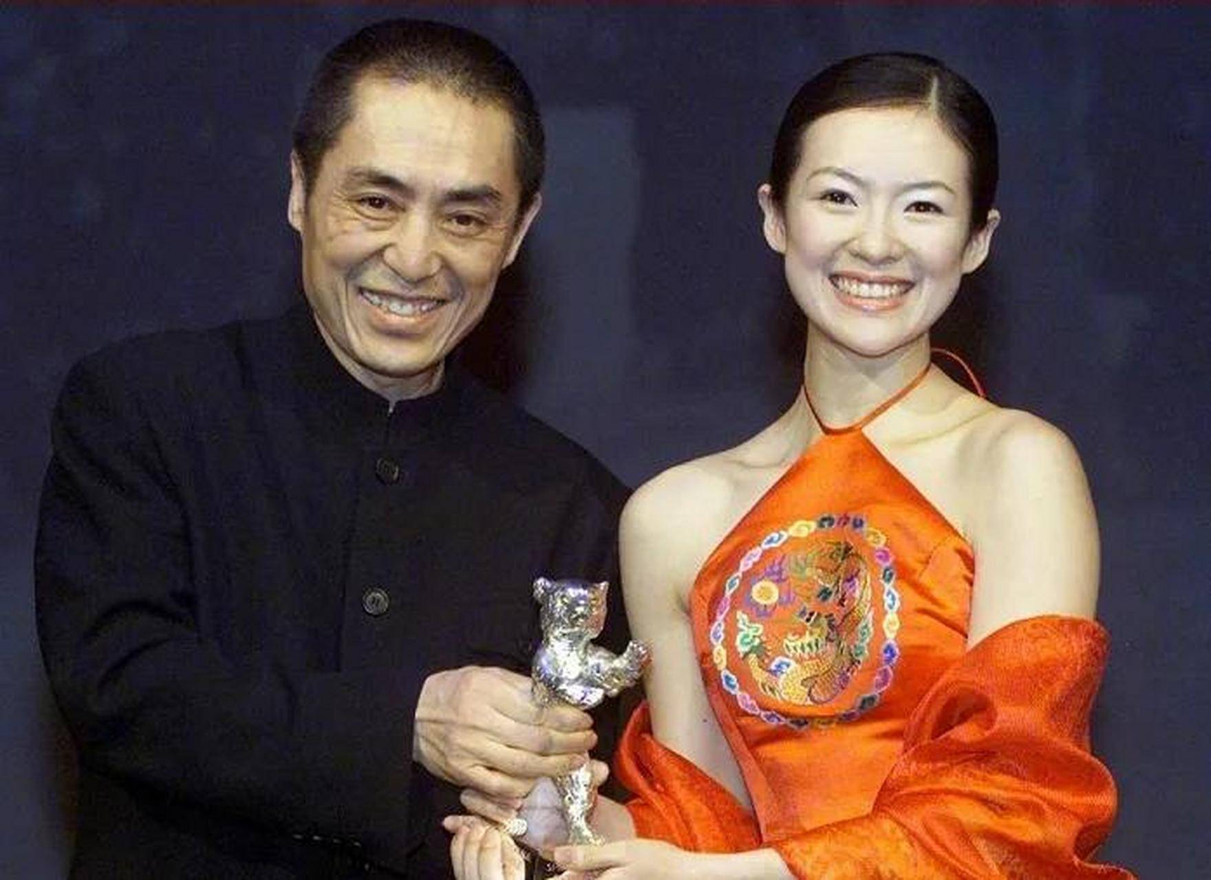 章子怡剪开领口杨幂穿蓝裙抢风头？女明星为博出位真的很拼！