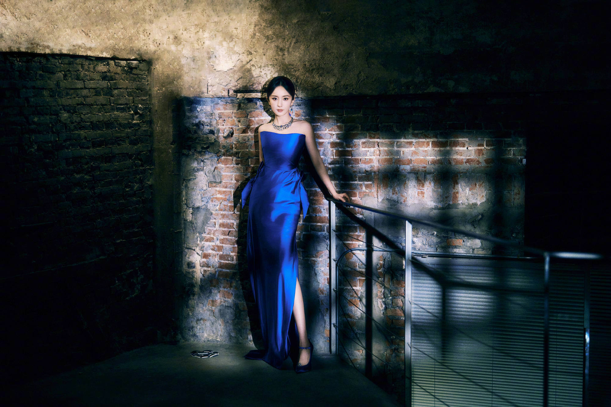 章子怡剪开领口杨幂穿蓝裙抢风头？女明星为博出位真的很拼！