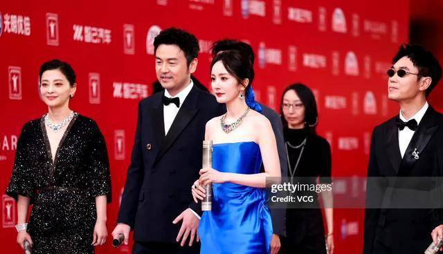 章子怡剪开领口杨幂穿蓝裙抢风头？女明星为博出位真的很拼！