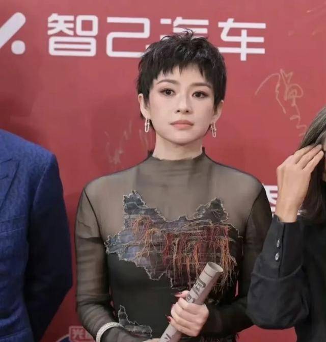 章子怡剪开领口杨幂穿蓝裙抢风头？女明星为博出位真的很拼！