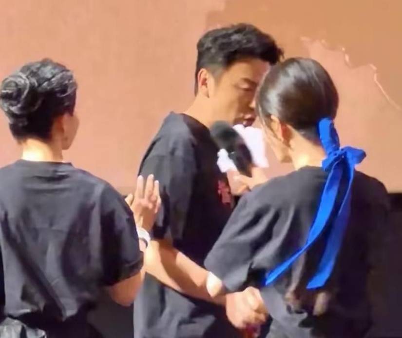 章子怡剪开领口杨幂穿蓝裙抢风头？女明星为博出位真的很拼！