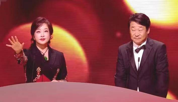 章子怡剪开领口杨幂穿蓝裙抢风头？女明星为博出位真的很拼！