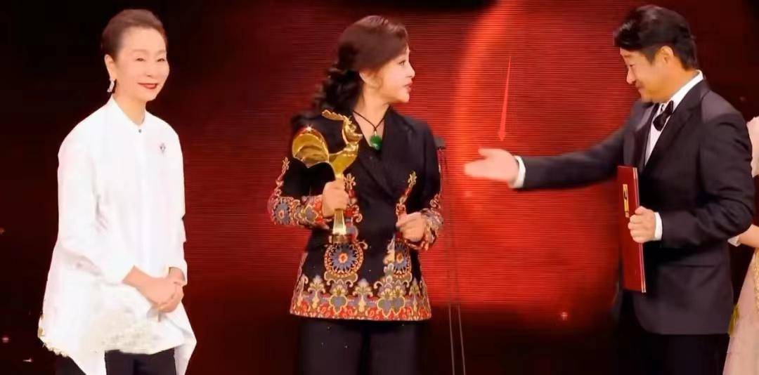 章子怡剪开领口杨幂穿蓝裙抢风头？女明星为博出位真的很拼！