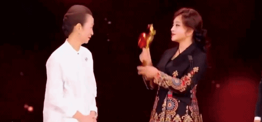 章子怡剪开领口杨幂穿蓝裙抢风头？女明星为博出位真的很拼！