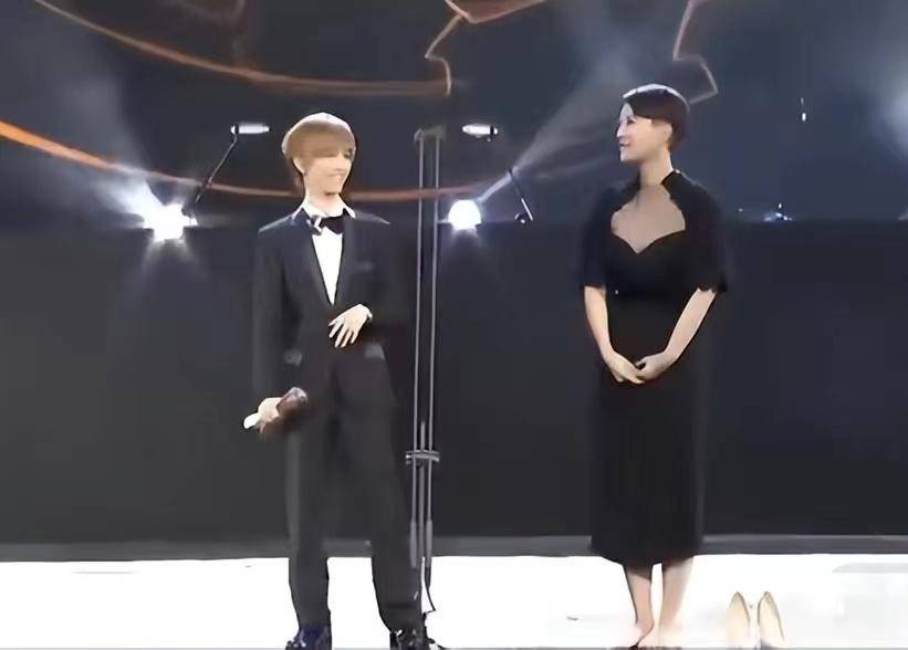 章子怡剪开领口杨幂穿蓝裙抢风头？女明星为博出位真的很拼！