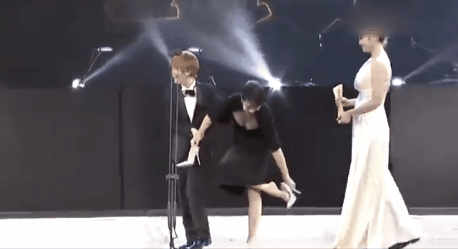 章子怡剪开领口杨幂穿蓝裙抢风头？女明星为博出位真的很拼！