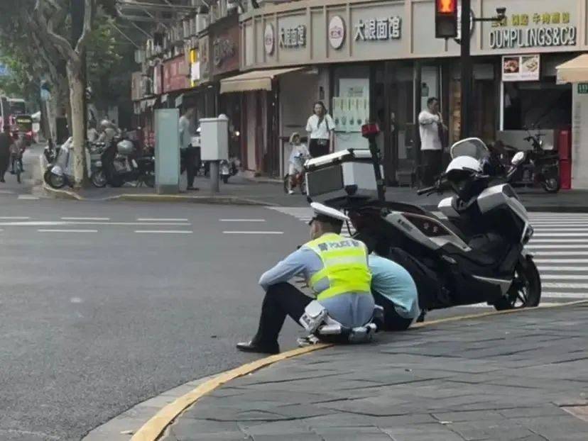 上海街头男孩崩溃大哭：爸妈要放弃我了！交警坐路边耐心安慰，网友泪奔
