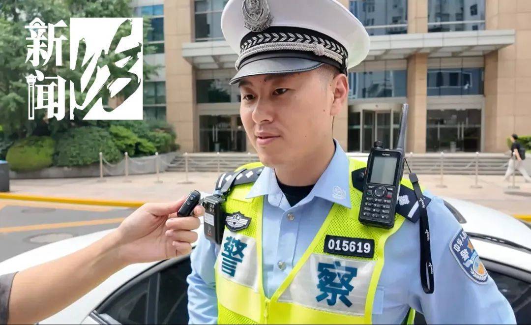 上海街头男孩崩溃大哭：爸妈要放弃我了！交警坐路边耐心安慰，网友泪奔
