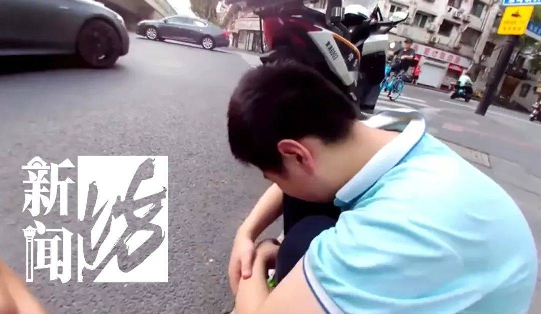 上海街头男孩崩溃大哭：爸妈要放弃我了！交警坐路边耐心安慰，网友泪奔