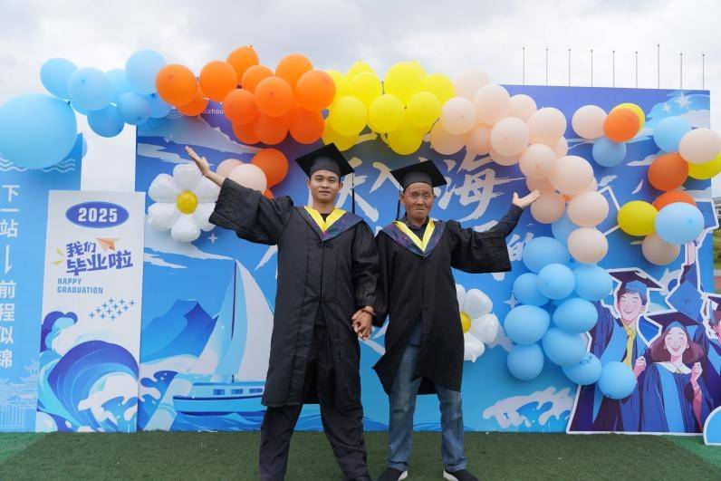 男生骗70岁父亲参加毕业典礼:父亲从未出过远门,为让父亲安心游玩隐瞒实际开销