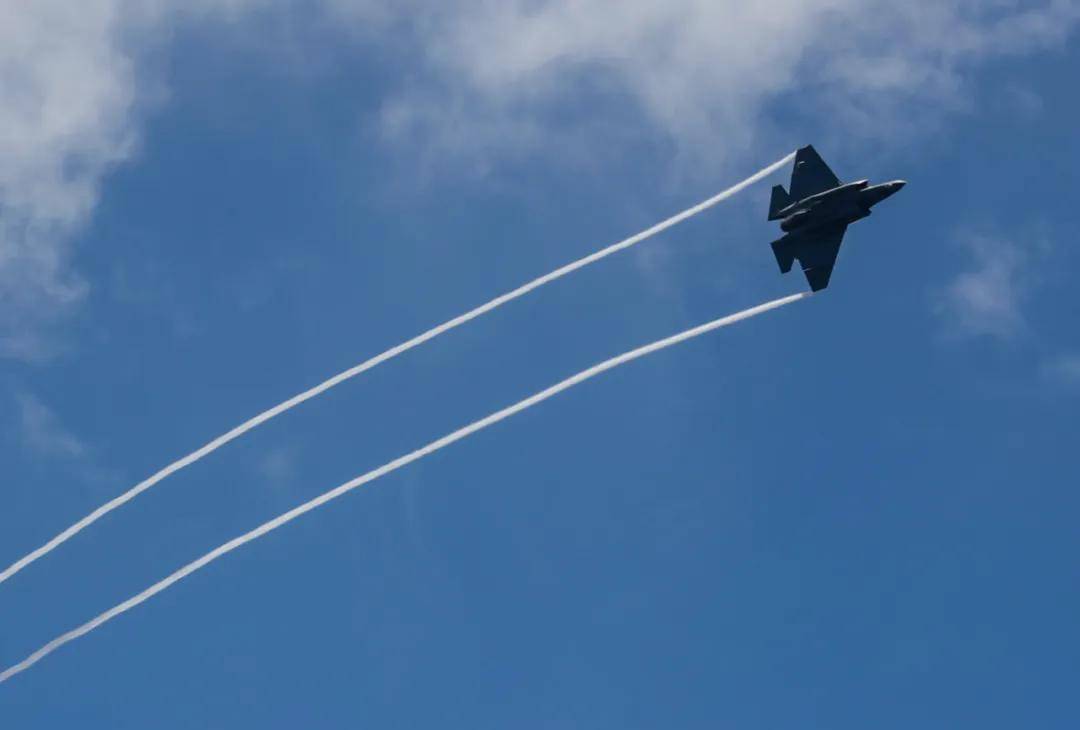 央视公开！美国双航母夹击中国辽宁舰，歼-15挂弹起飞与美军狗斗