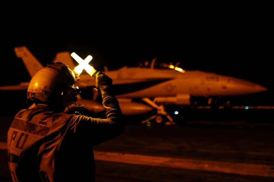 央视公开！美国双航母夹击中国辽宁舰，歼-15挂弹起飞与美军狗斗