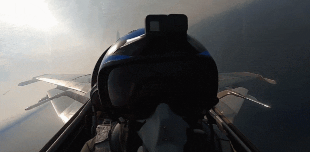 央视公开！美国双航母夹击中国辽宁舰，歼-15挂弹起飞与美军狗斗