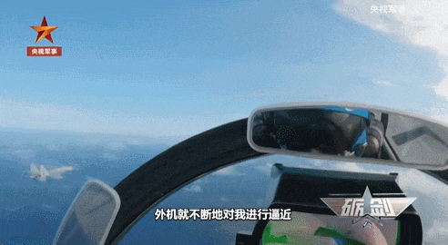 央视公开！美国双航母夹击中国辽宁舰，歼-15挂弹起飞与美军狗斗