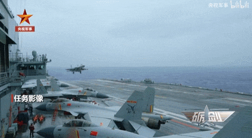 央视公开！美国双航母夹击中国辽宁舰，歼-15挂弹起飞与美军狗斗