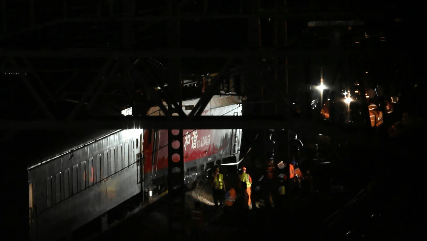 K1373次列车被撞脱线，有人闷得砸窗透气，会被索赔吗？律师详析紧急避险情形