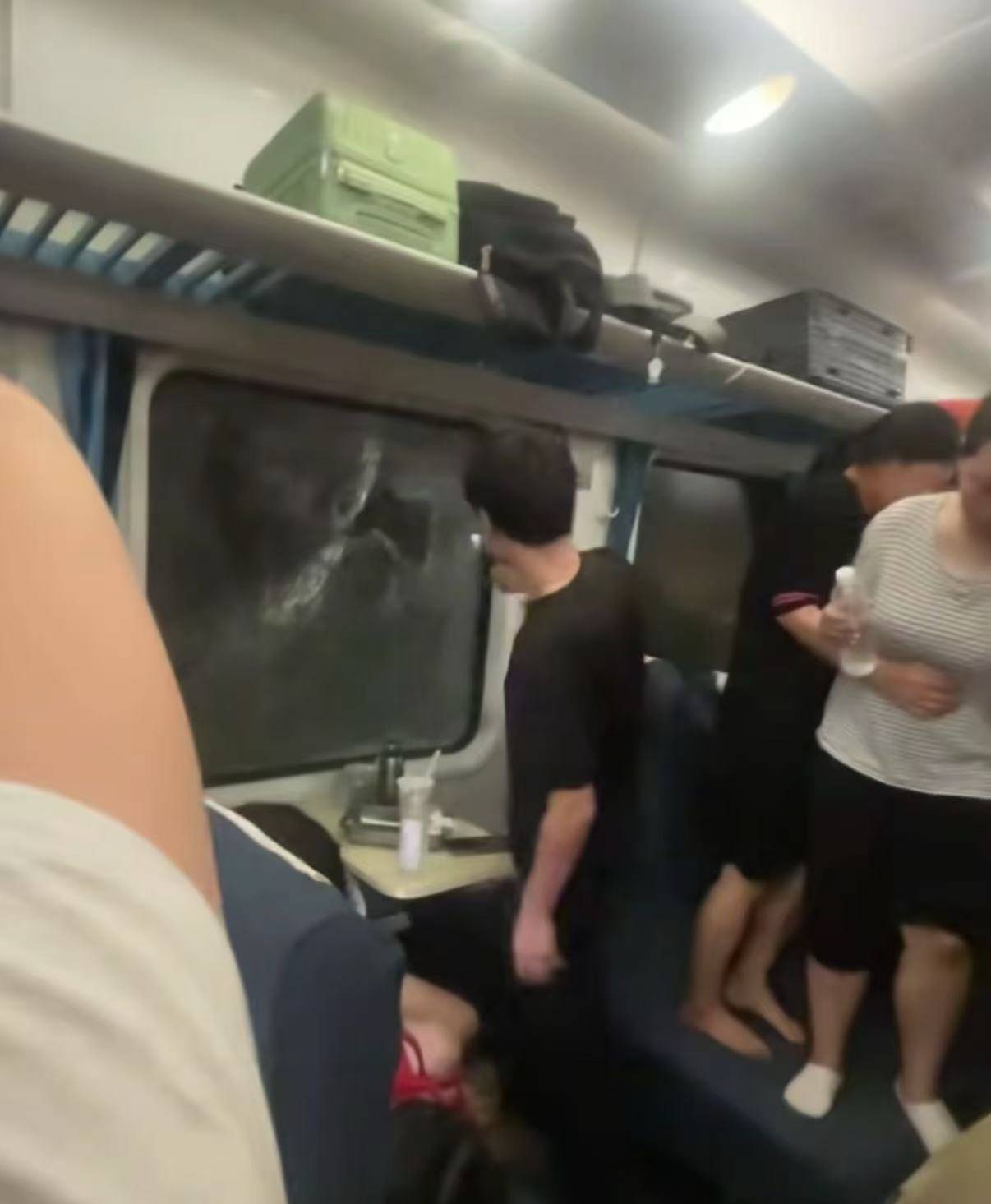 K1373次列车被撞脱线，有人闷得砸窗透气，会被索赔吗？律师详析紧急避险情形