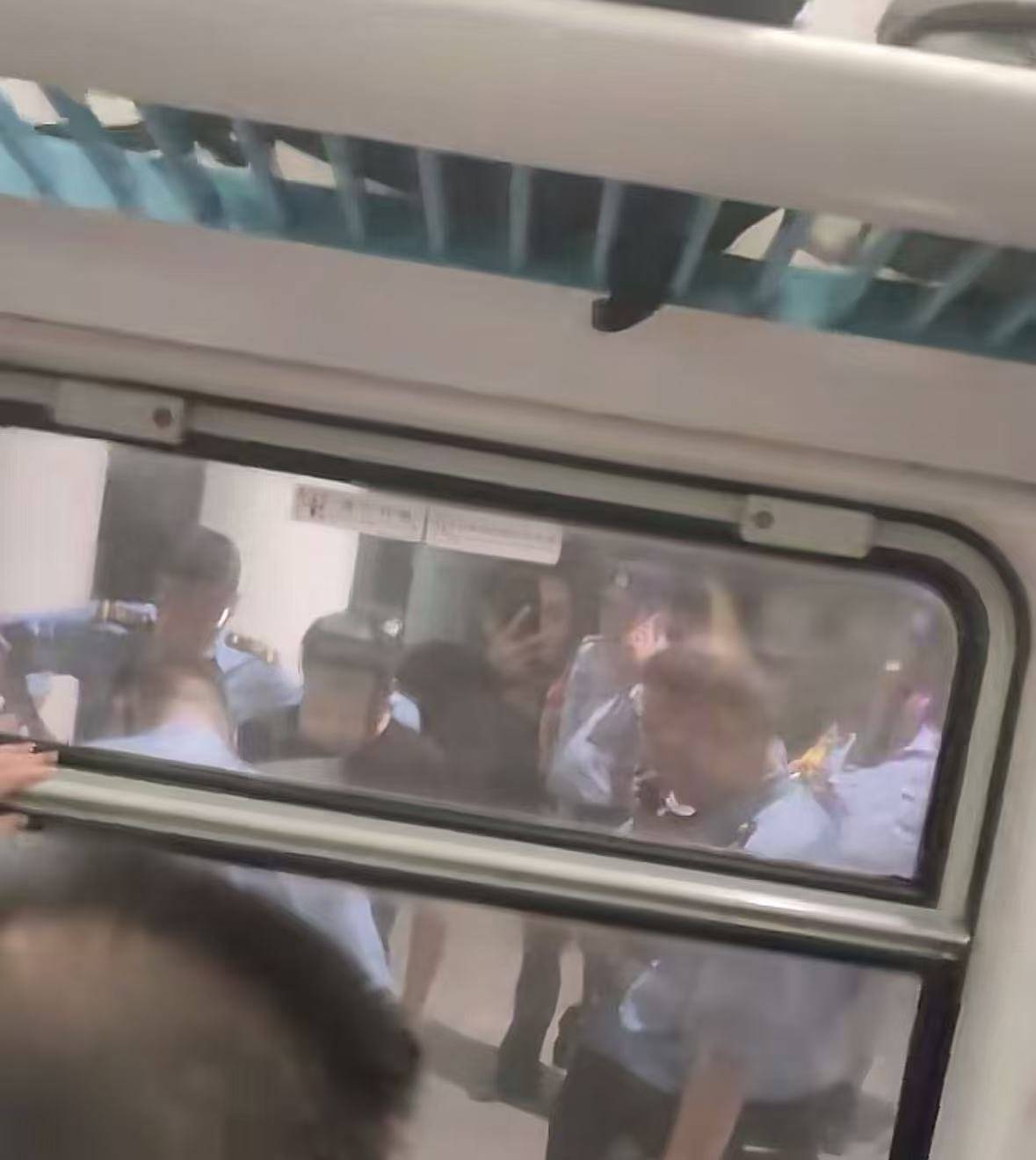 K1373次列车被撞脱线，有人闷得砸窗透气，会被索赔吗？律师详析紧急避险情形