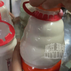 “开盖后喝了一口发现有蛆，再开一瓶，还是有蛆……”娃哈哈品牌方及市场监管局回应