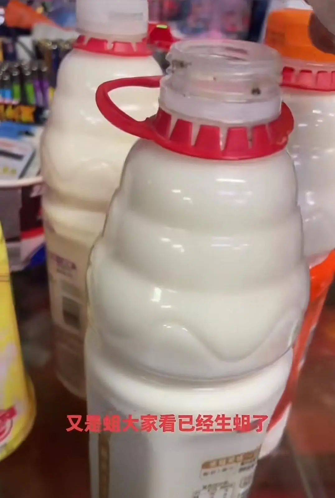 “开盖后喝了一口发现有蛆,再开一瓶,还是有蛆……”娃哈哈品牌方及市场监管局回应