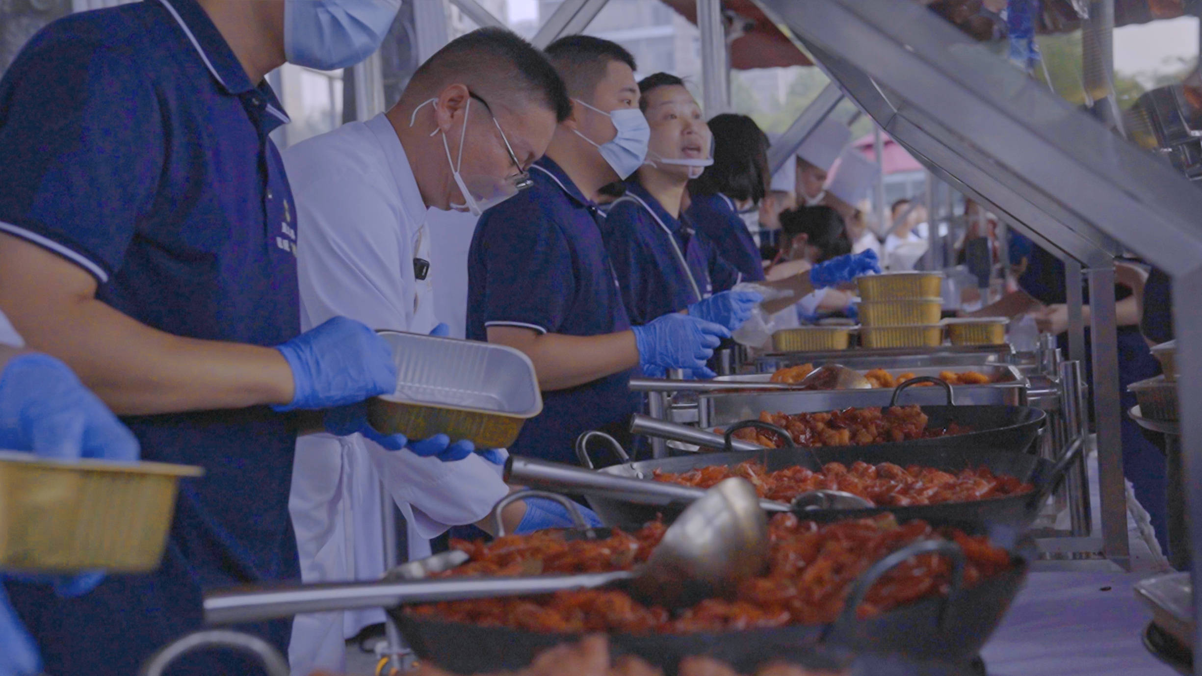 五星酒店摆地摊自救:日赚6万元,“我们不觉得掉价,被动永远等不来惊喜”