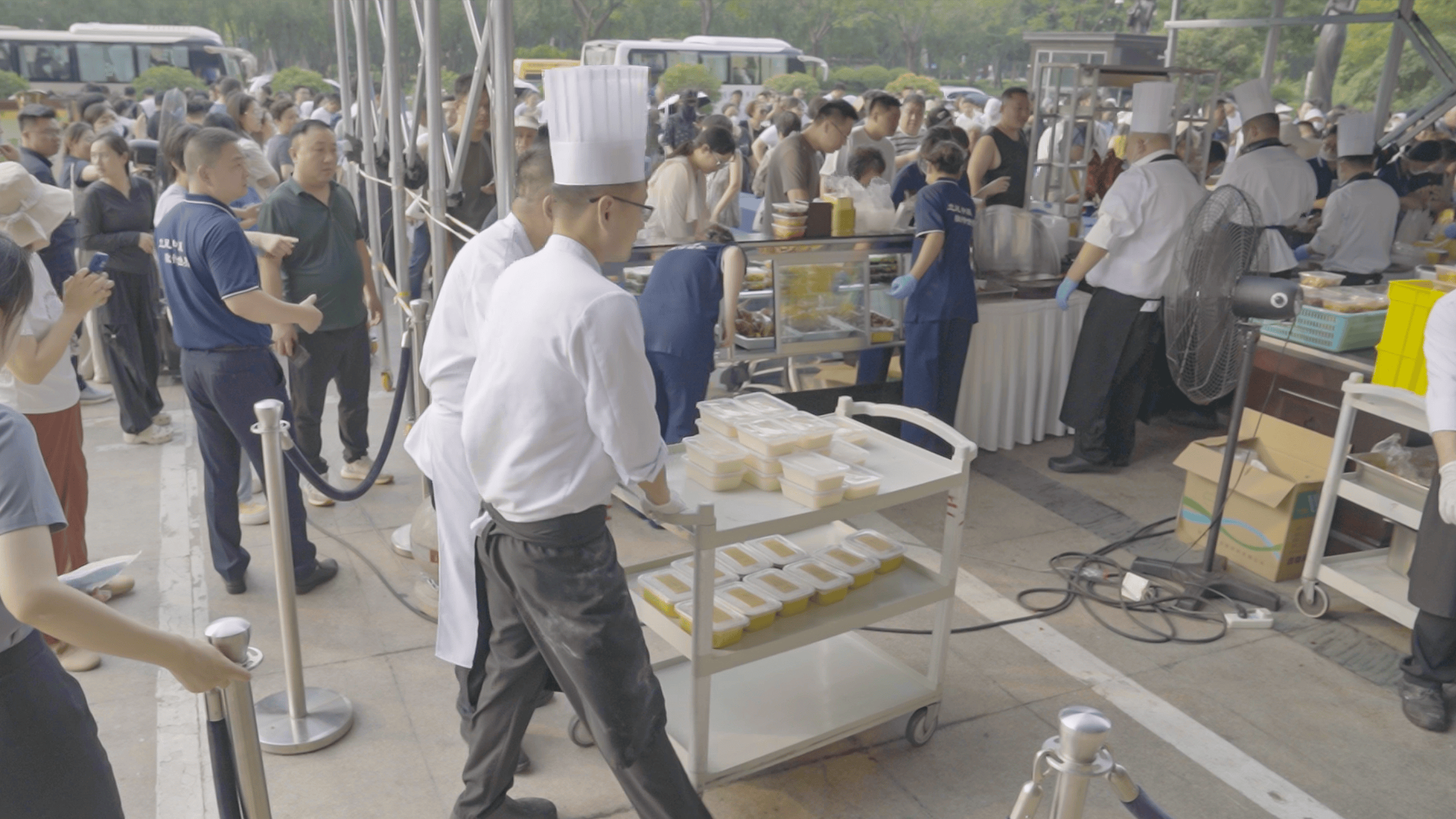 五星酒店摆地摊自救:日赚6万元,“我们不觉得掉价,被动永远等不来惊喜”