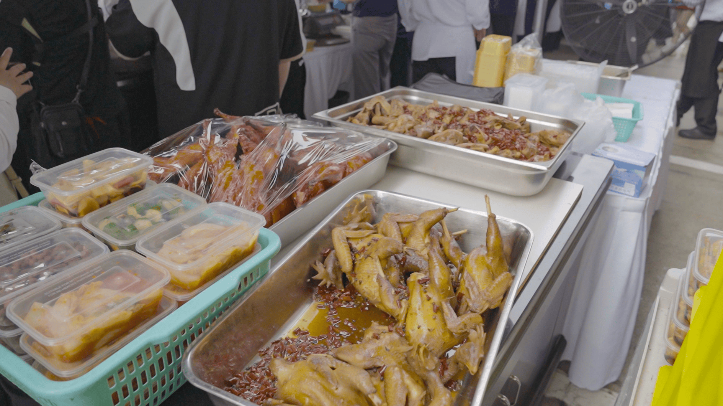 五星酒店摆地摊自救:日赚6万元,“我们不觉得掉价,被动永远等不来惊喜”