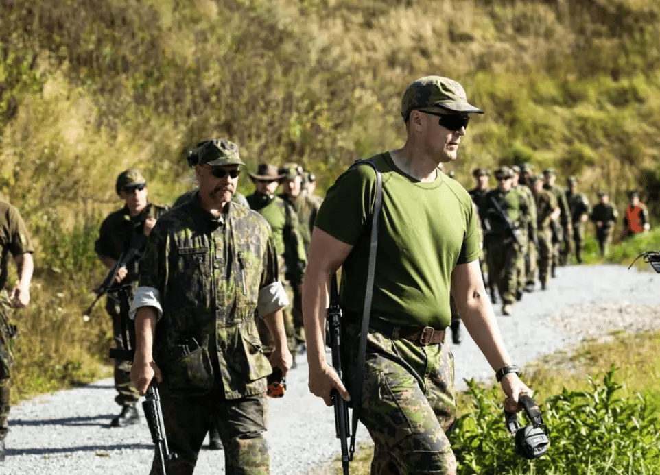 16公里大包围圈,俄军30万大军上刺刀:炸两大造船厂,炸北约教官