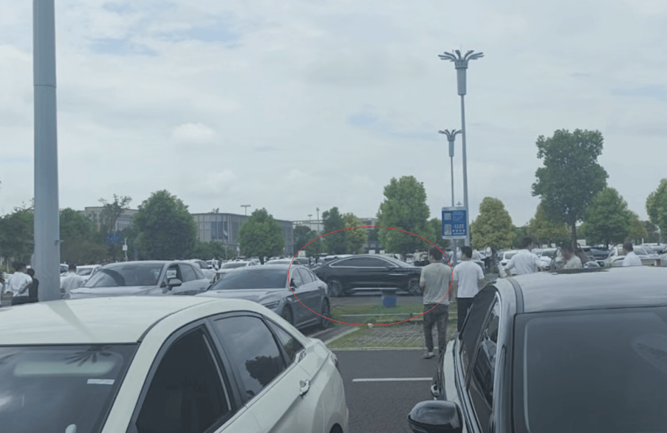 “司机吓懵了”,停车场内一比亚迪绕圈不止疑失控,成都警方:已处理