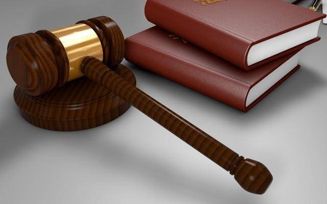 6岁男童在火车上起身时座椅回弹夹伤玩伴!伤者家属索赔5万元,法院判赔1369元