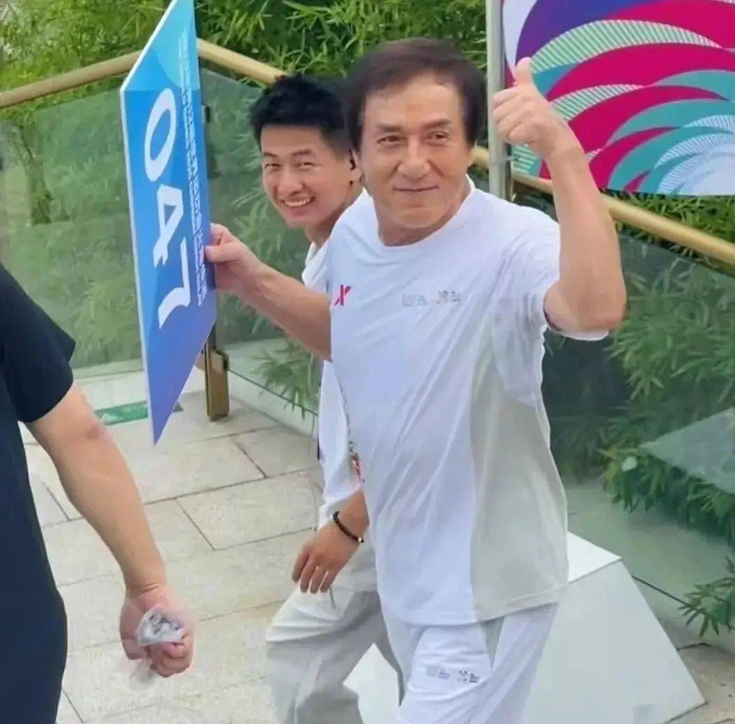 考古|成龙被传当爷爷?疑助儿子迎娶小11岁女星女儿却靠卖废品为生,他是真舍得